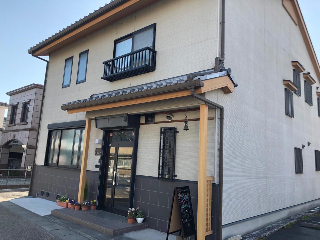 Eins Iga Hotel Екстериор снимка