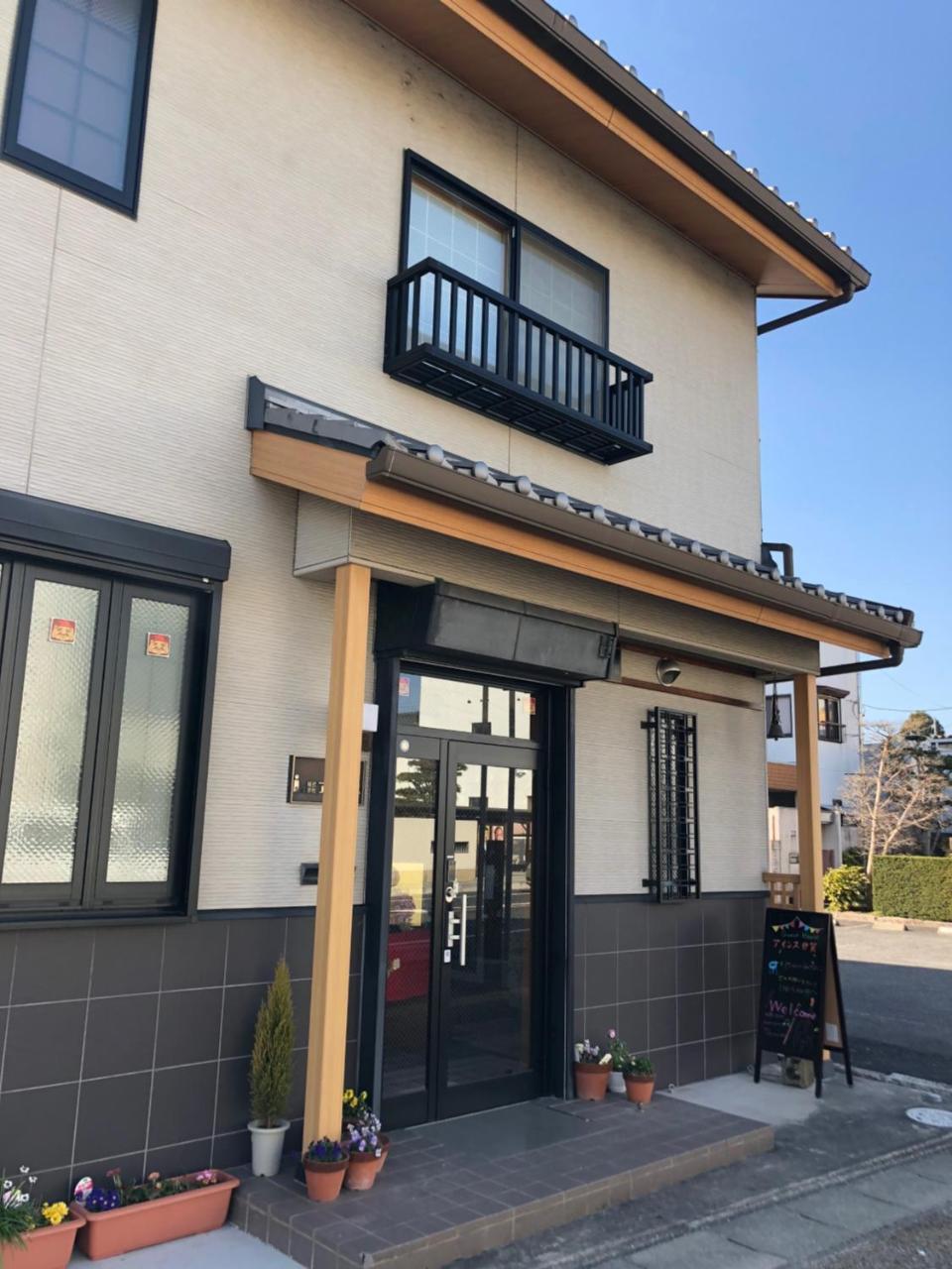 Eins Iga Hotel Екстериор снимка